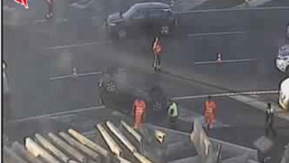 Imagen del vehículo volcado