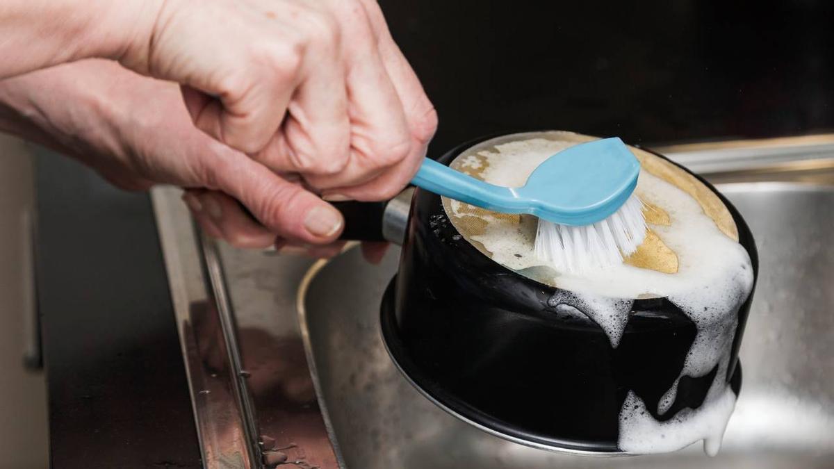 Cómo limpiar la base de la olla sin rayarla con un método no abrasivo