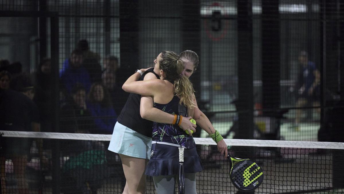 Dos participantes celebran haber conseguido un punto.
