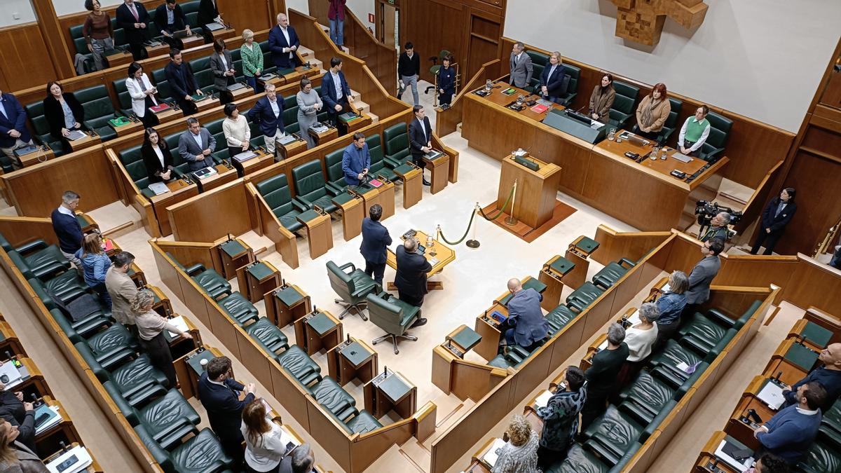 Minuto de silencio en el Parlamento Vasco en recuerdo de Santiago Brouard