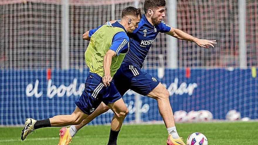 Jesús Areso conduce el balón presionado por Aimar Oroz durante el entrenamiento de ayer en Tajonar.  | FOTO: CLUB ATLÉTICO OSASUNA