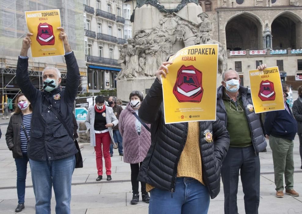 Las corales de Gasteiz durante la protesta de ayer