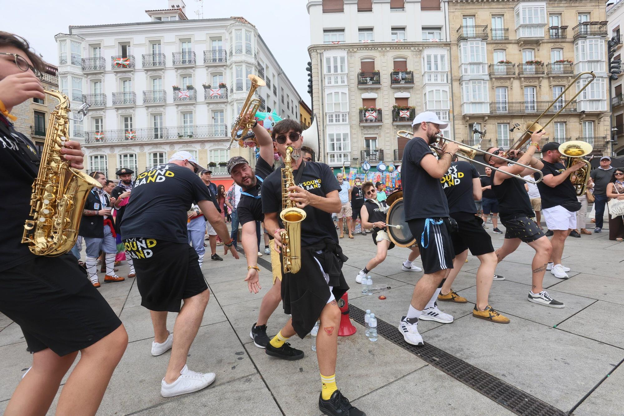 En imágenes: La fiesta continúa en las calles de Gasteiz este 6 de agosto