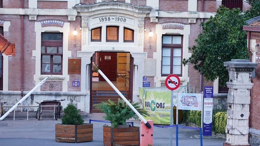Ventiladores, toallas mojadas y vaporizadores: así combaten el calor pacientes y familiares en Basurto