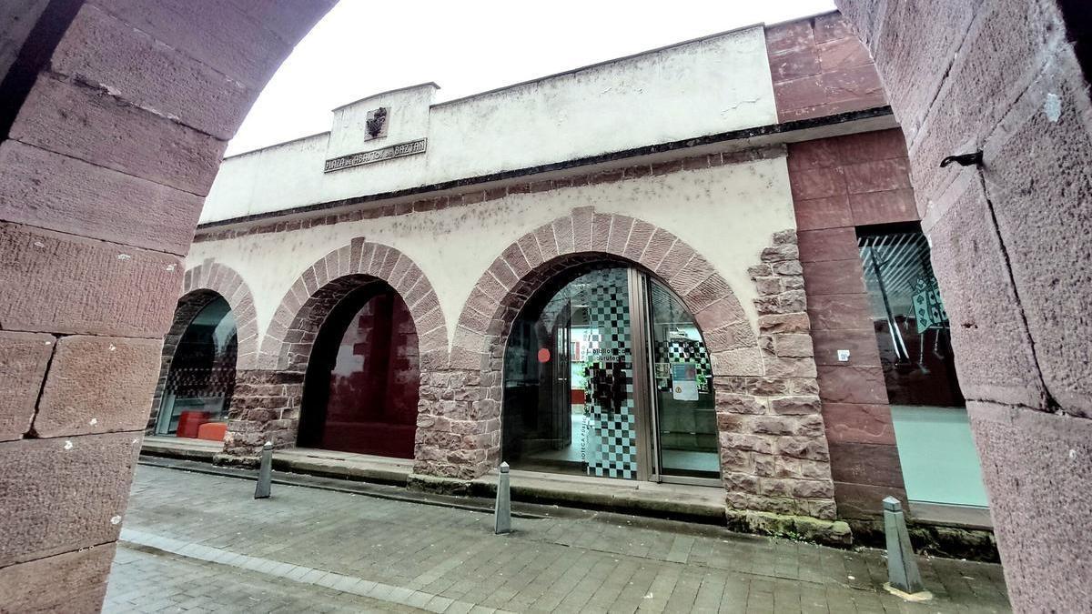 Acceso a la biblioteca pública de Baztan, en la calle Jaime Urrutia de Elizondo.
