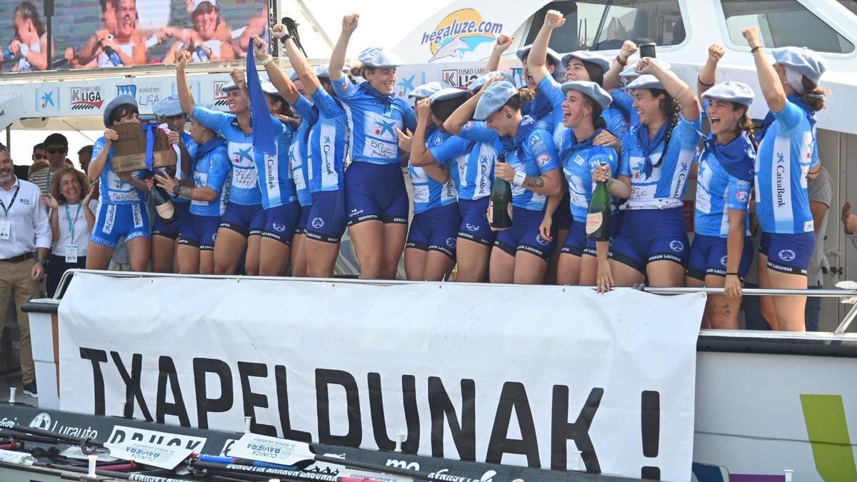 La plantilla de Donostia Arraun Lagunak celebra su cuarto título en la Liga Euskotren.