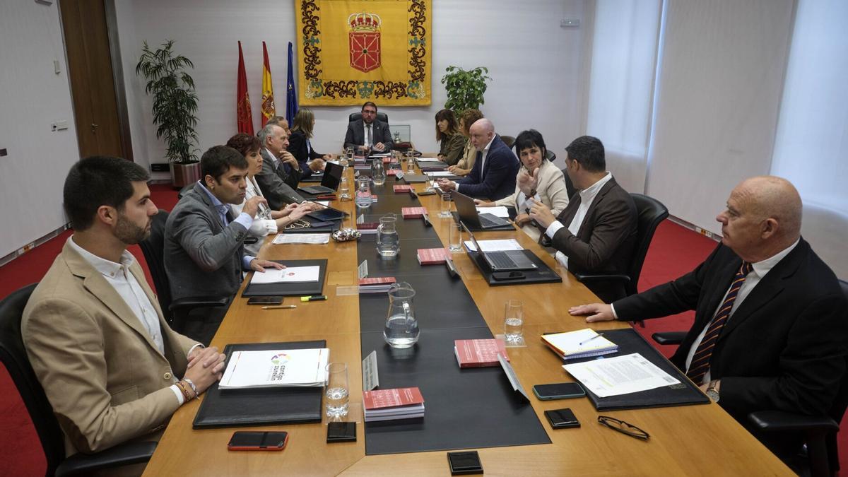 Una reunión de la Mesa y Junta de Portavoces del Parlamento de Navarra.