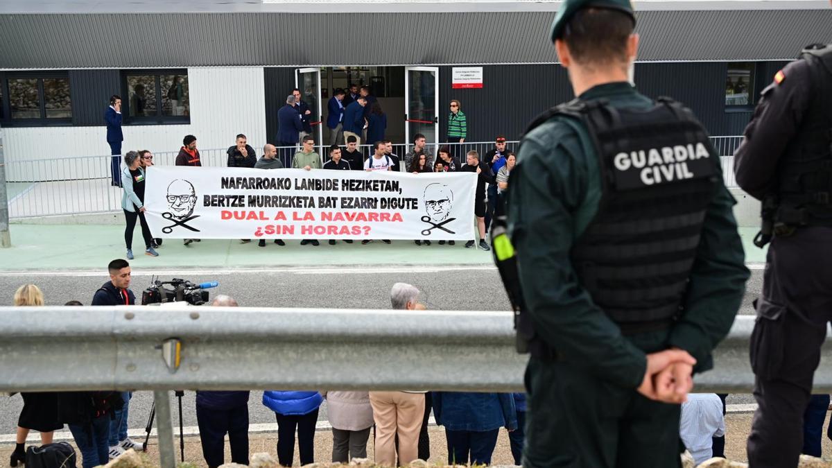 Vídeo de la protesta de docentes de FP en Lumbier antes de la visita de la reina Letizia