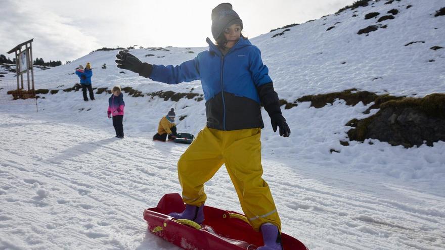 La hija de Félix Casanova se tira en trineo en Larra-Belagua.