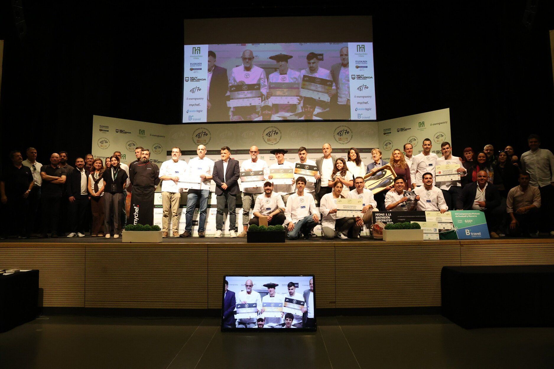 Foto de familia de todos los premiados