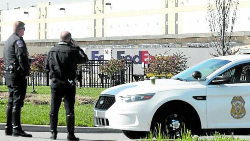 Dos policías, en las inmediaciones del almacén de FedEx donde tuvo lugar la masacre. Foto: Efe