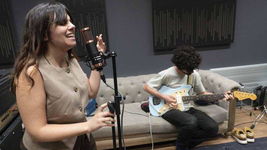 En imágenes: Las ganadoras del concurso Musika Km0 graban en los estudios de Euneiz