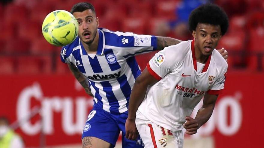 “Joselu” Mato y el entonces sevillista Jules Koundé buscan un balón dividido en enero del 2021 en Mendizorroza