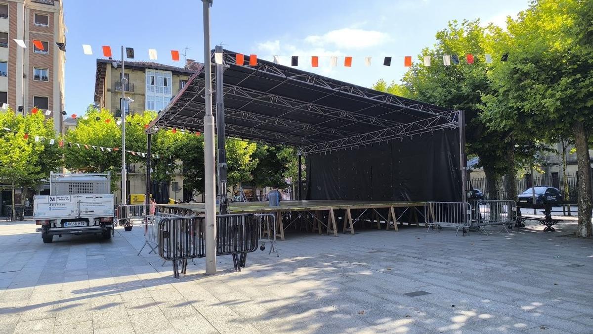 Escenario de la plaza del Ensanche de Irun, donde tendrán lugar las actuaciones / Unai Macias