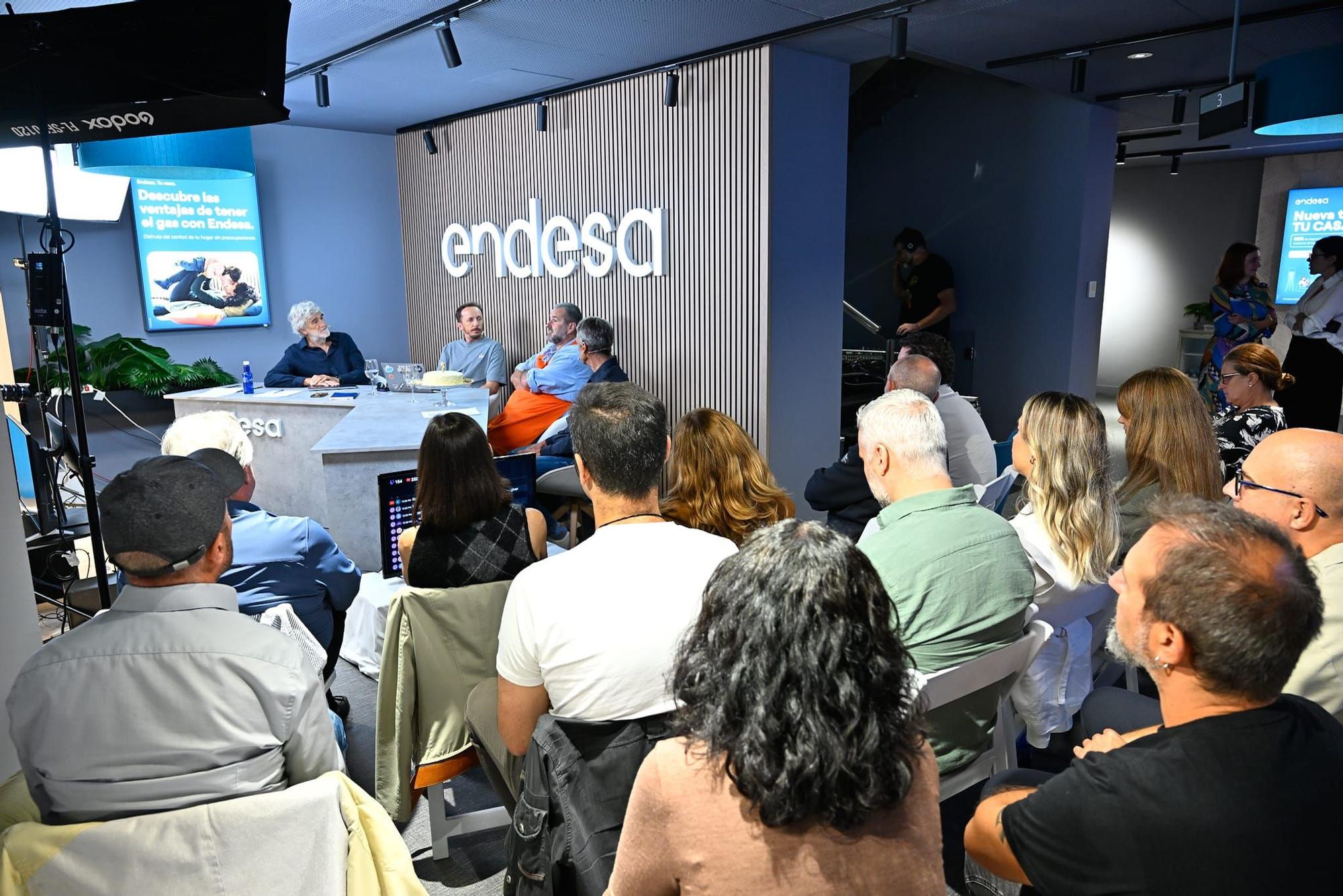 La nueva tienda de Endesa en Bilbao se convirtió en improvisado estudio de emisión de programa 'Colgados del aro'