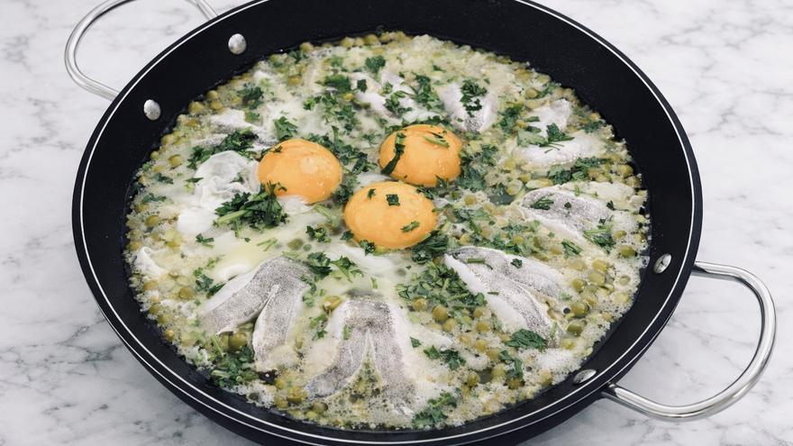 Cómo cocinar unas kokotxas de merluza con guisantes y huevos