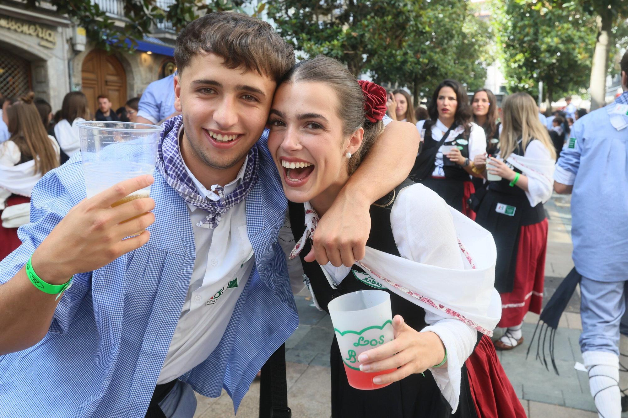 En imágenes: Blusas y neskas desfilan en una kalejira por Santiago