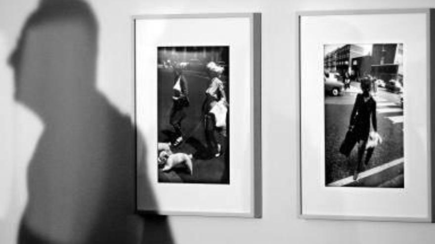 Dos imágenes de la exposición de Garry Winogrand.