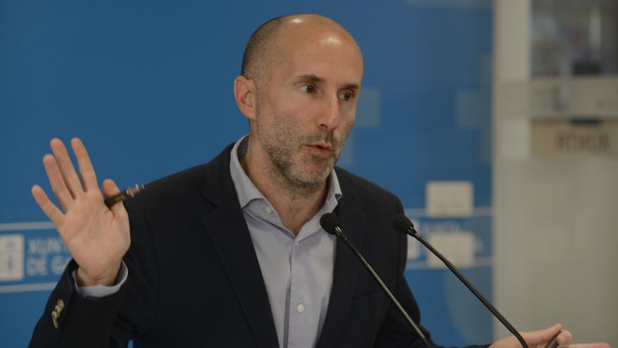 El alcalde de Ourense emula a Fraga en Palomares para promocionar la salubridad de unas termas