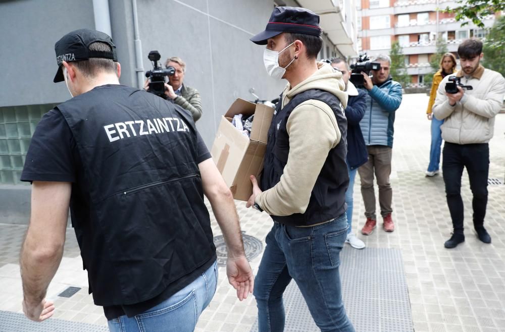 Registro en el piso del presunto asesino de Bilbao