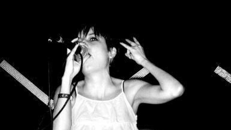 Sexo, metal y pop &quot;descalzo&quot; pero intenso ortofálico chisme, no one cares y vinodelfin