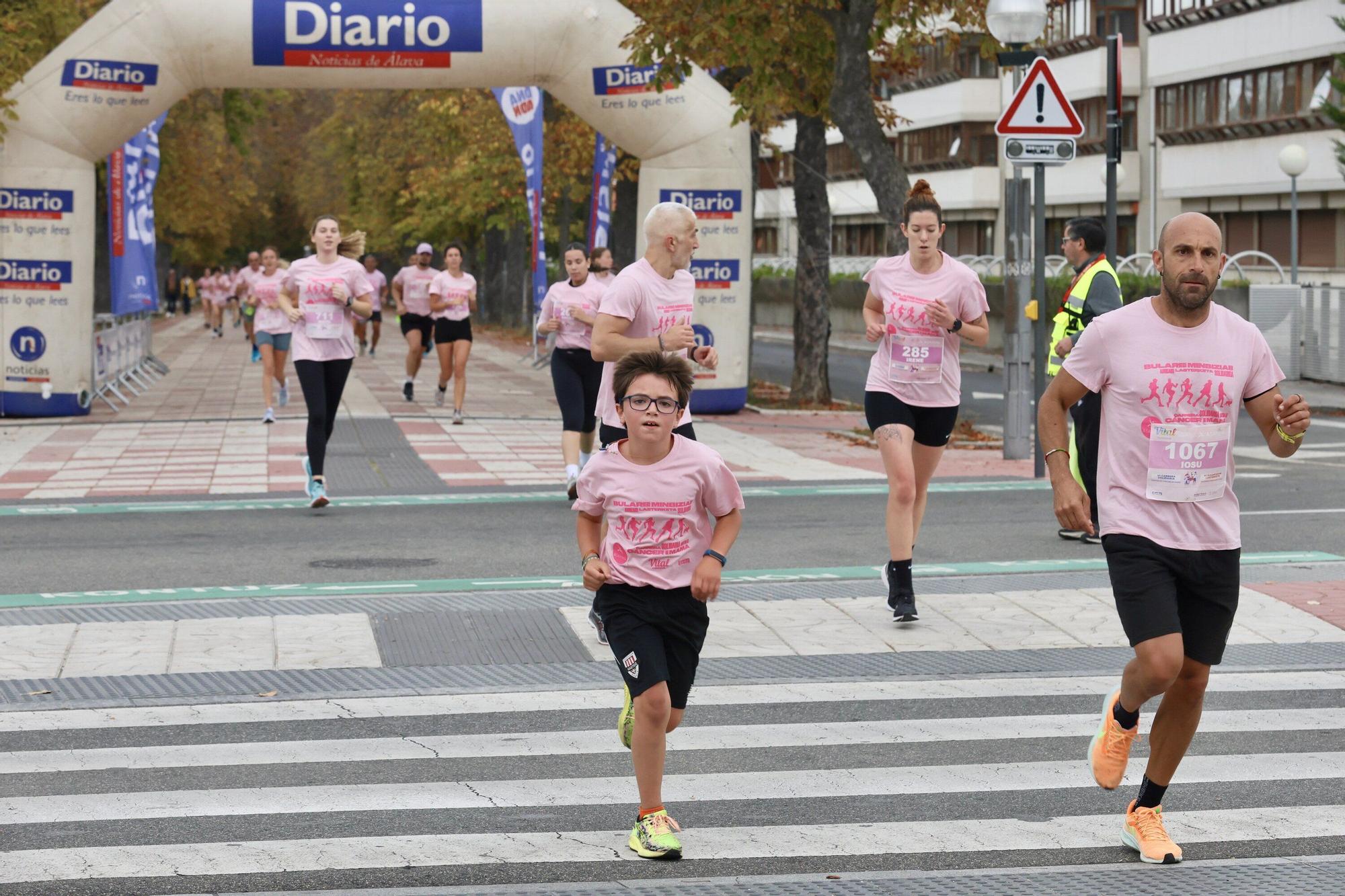 En imágenes: Vitoria se vuelca con la VI Carrera Solidaria contra el Cáncer de Mama