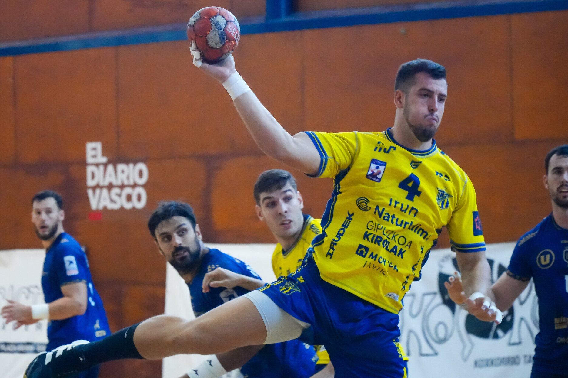 El jugador del Irudek Bidasoa Irun, Marko Jevtic, durante la final del Torneo de Egia ante Limoges