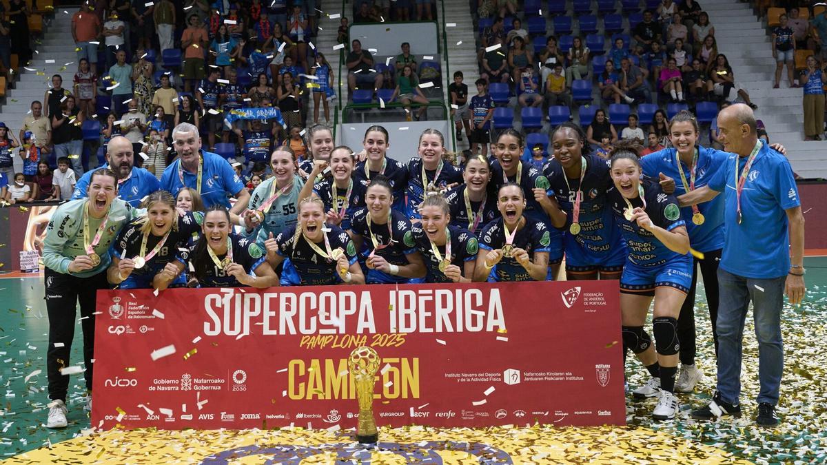 Las jugadoras del Super Amara Bera Bera celebran su victoria en la Supercopa Ibérica.