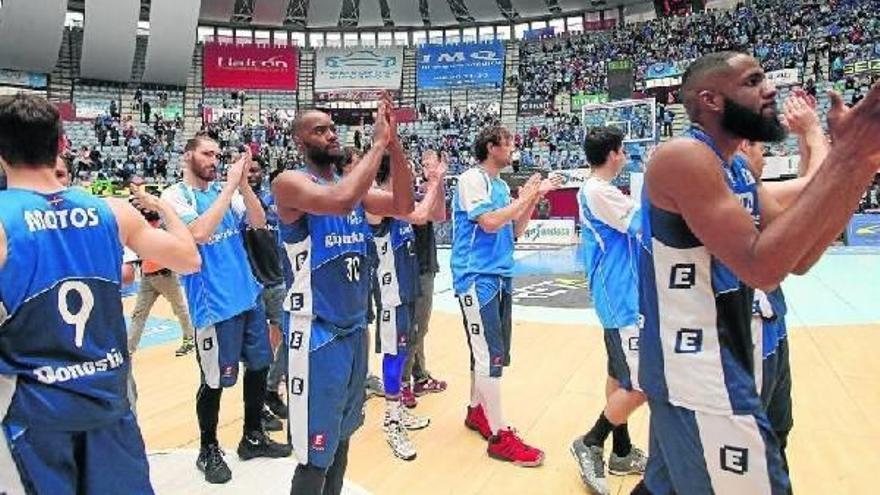Los jugadores del Retabet.es GBC se despiden de sus aficionados al término del último partido en Illunbe.