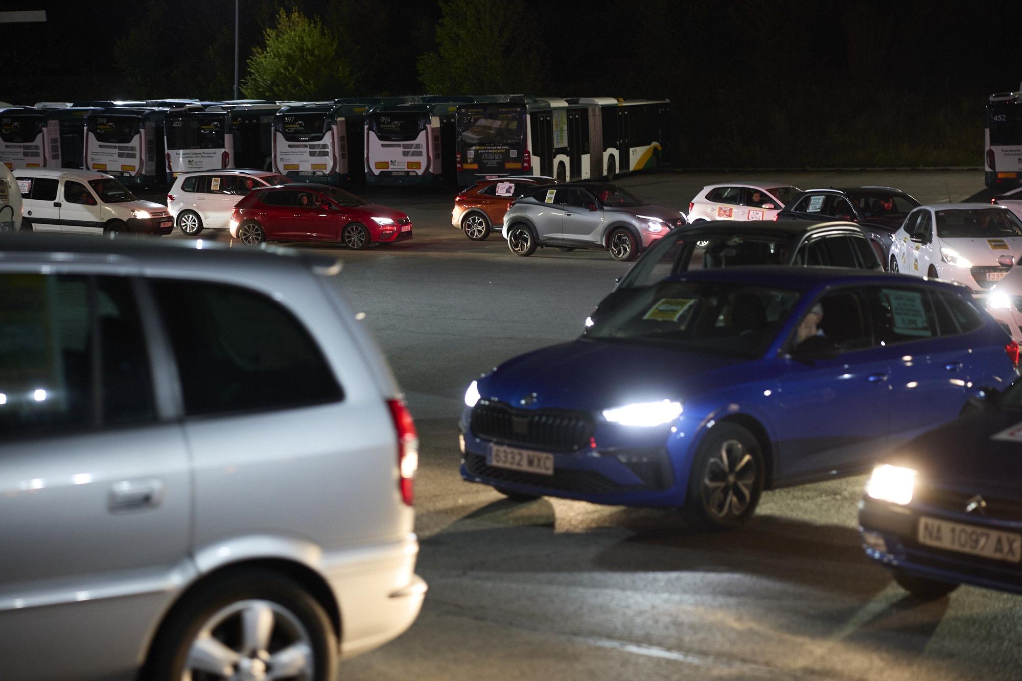 Caravana de coches de trabajadores de villavesas que exigen desatascar la negociación del convenio