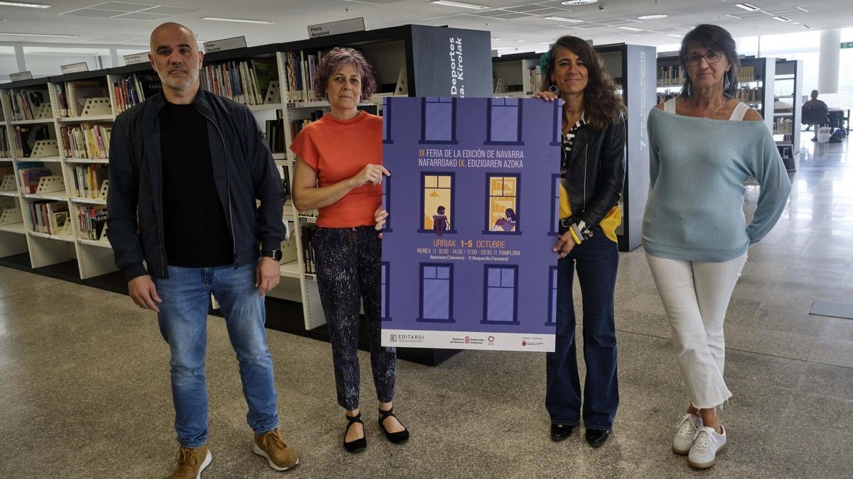 Aritz Otazu, presidente de Editargi; Rebeca Esnaola, consejera de Cultura; Maider Beloki, concejala de Cultura, y Clara Flamarique Goñi, directora del Servicio de Bibliotecas, con el cartel creado por Ione Leiva.