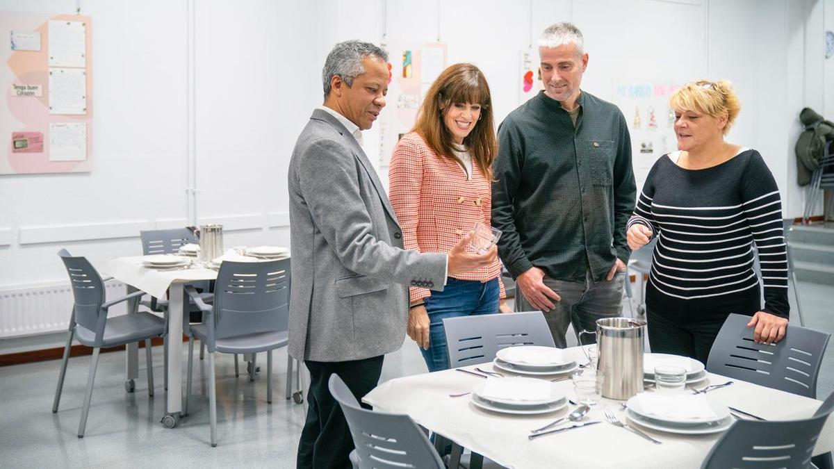 Royero, Etxebarria, Porras y Reyes visitando este martes el nuevo comedor del Bizan Sansomendi