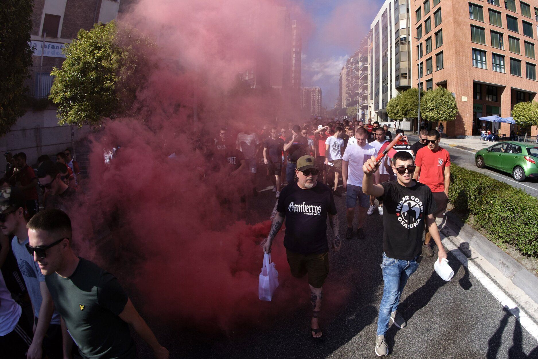 La afición primero: numerosa marcha reivindicativa de los aficionados de Osasuna y Rayo