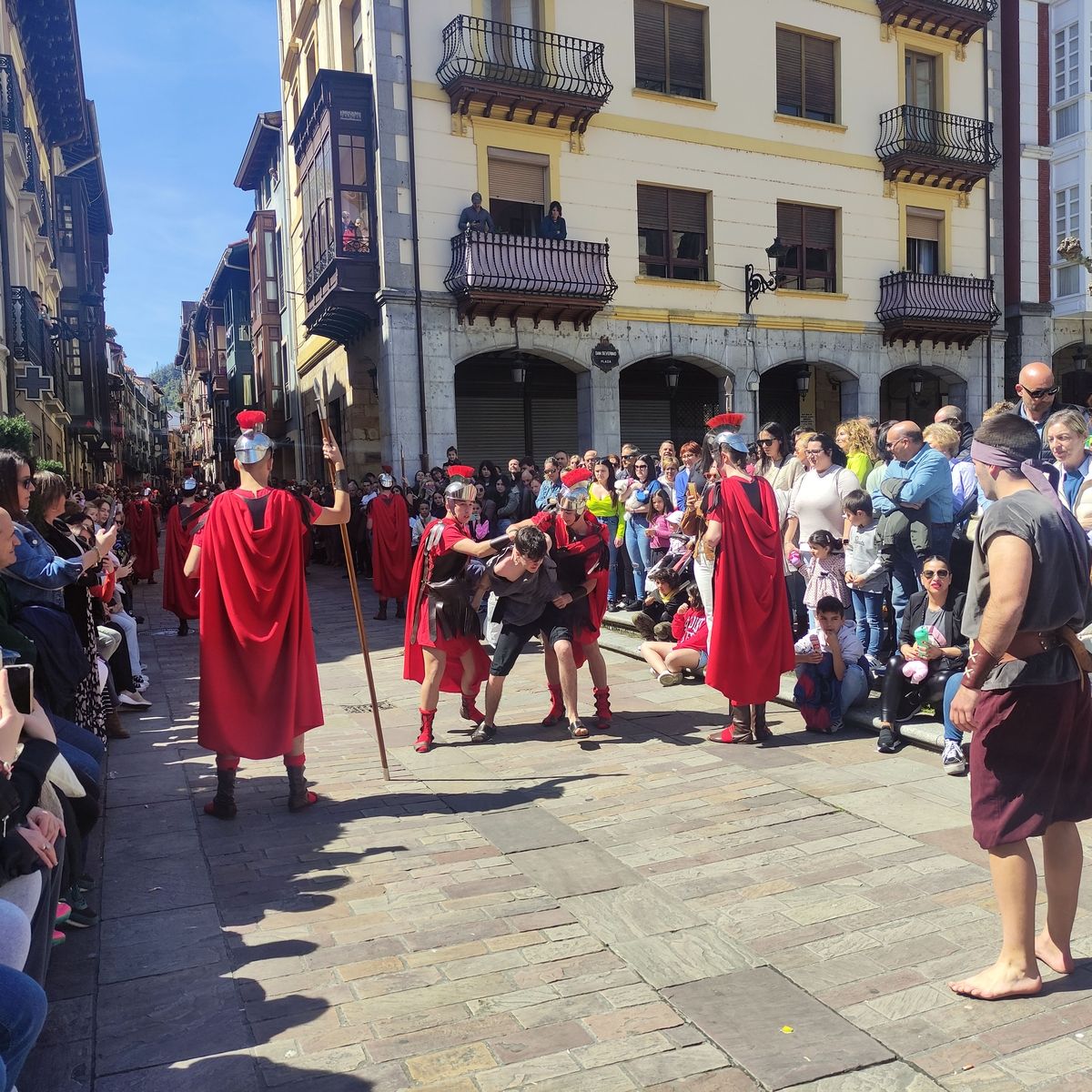 Numeroso público asistió al prendimiento del Cirineo en la plaza.