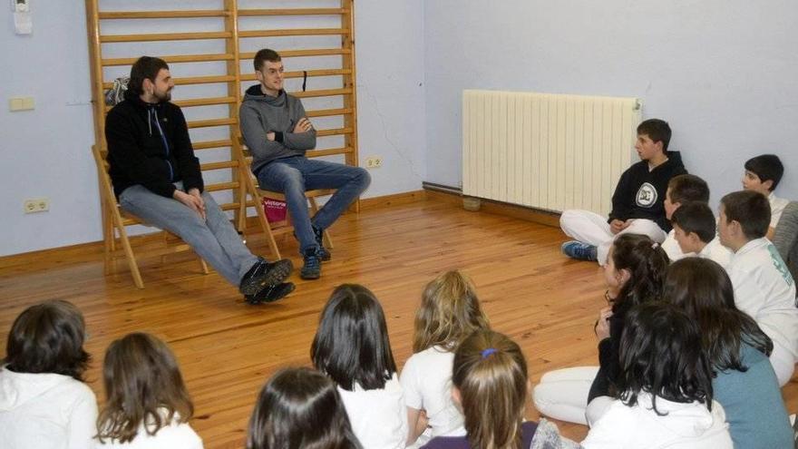 Unai Laso respondió en el gimnasio de Espinal a las preguntas de los pelotaris del club. Unai Laso respondió en el gimnasio de Espinal a las preguntas de los pelotaris del club.