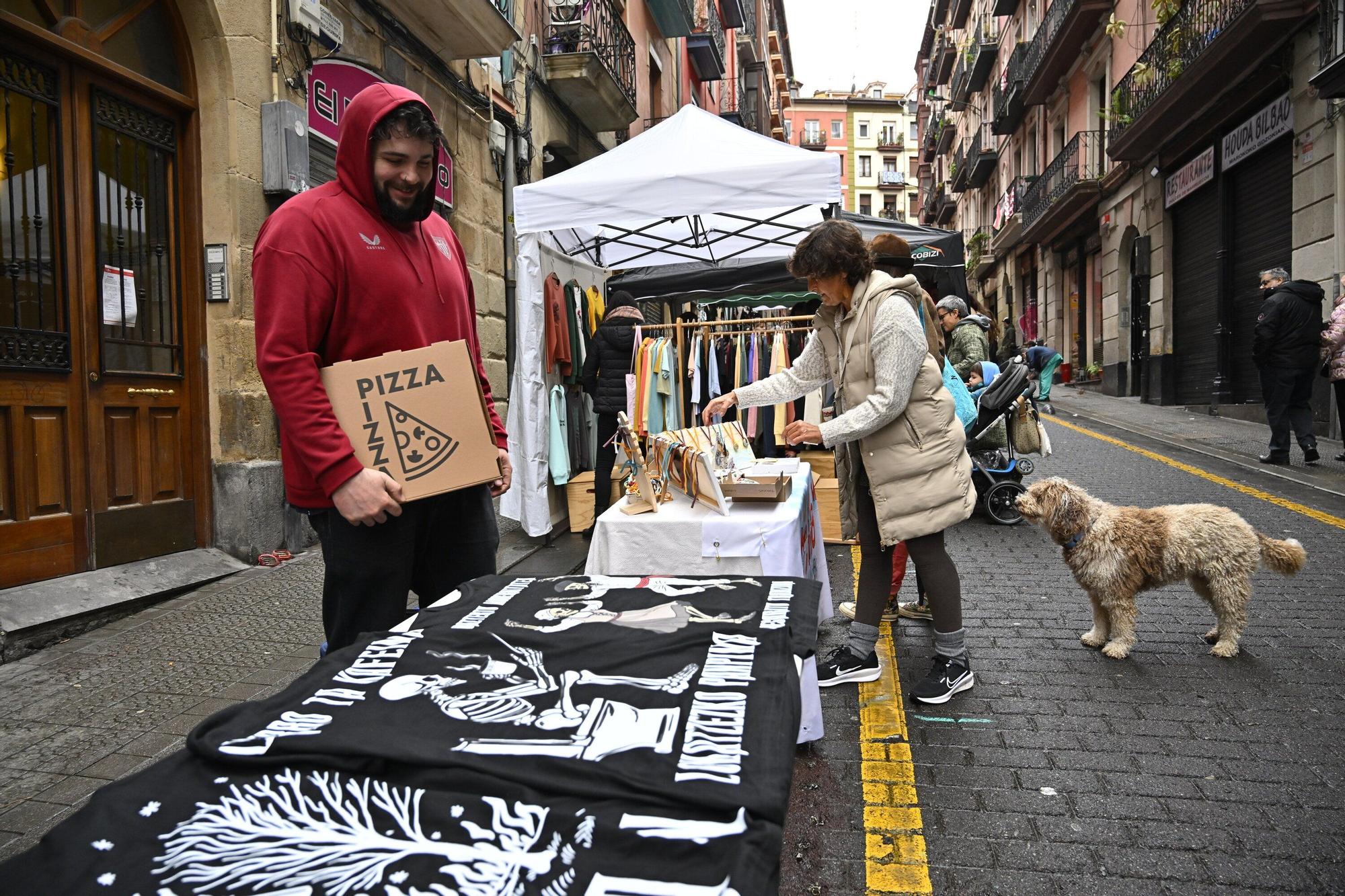 En imágenes: el mercado del Dos de Mayo se viste de Navidad