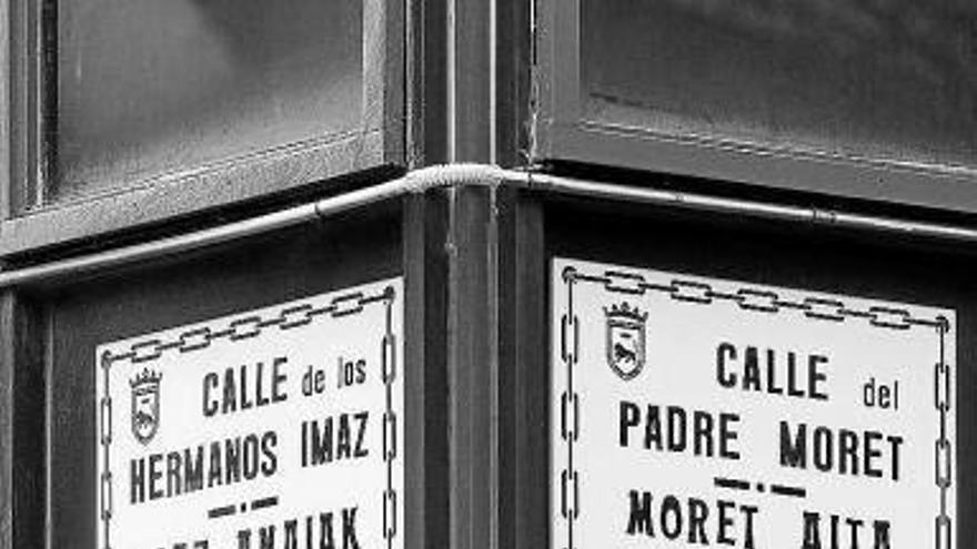 La placa de Hermanos Imaz aún no ha sido cambiada por Julián Arteaga.
