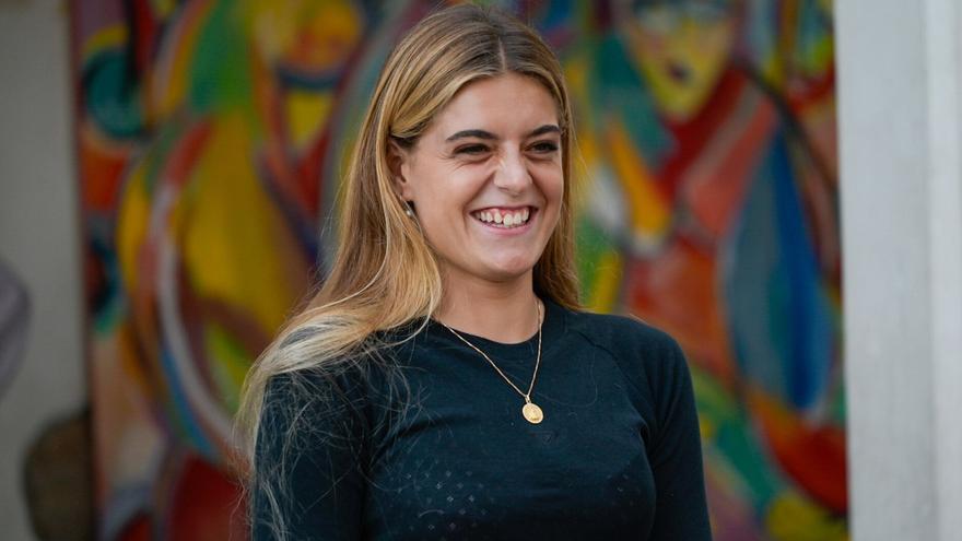 Janire González-Etxabarri, campeona del mundo de surf, recibe el cariño de todo Zumaia