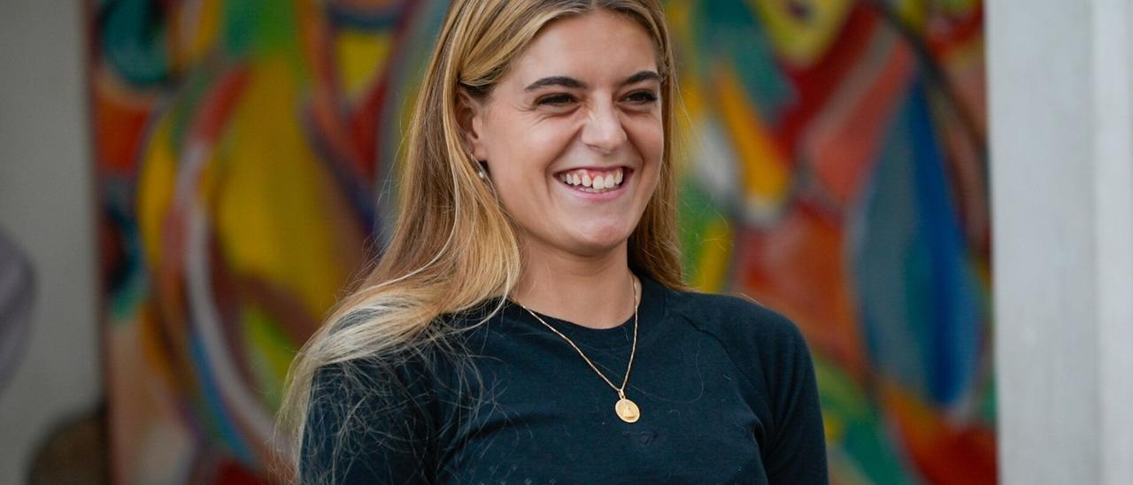 Janire González-Etxabarri, campeona del mundo de surf, recibe el cariño de todo Zumaia