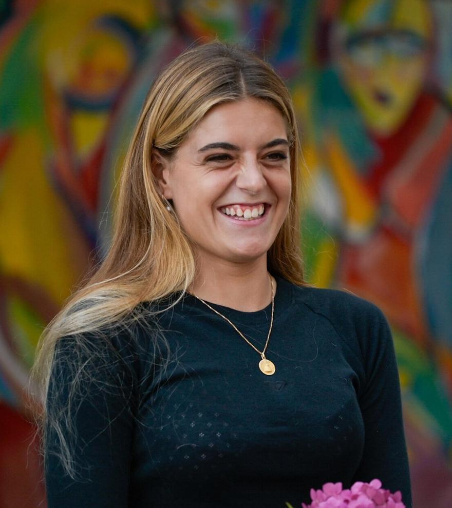 Janire González-Etxabarri, campeona del mundo de surf, recibe el cariño de todo Zumaia