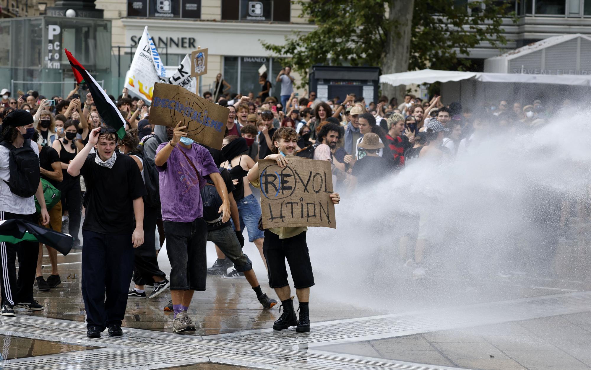 Casi 300 detenidos en una jornada de movilizaciones y bloqueos en Francia