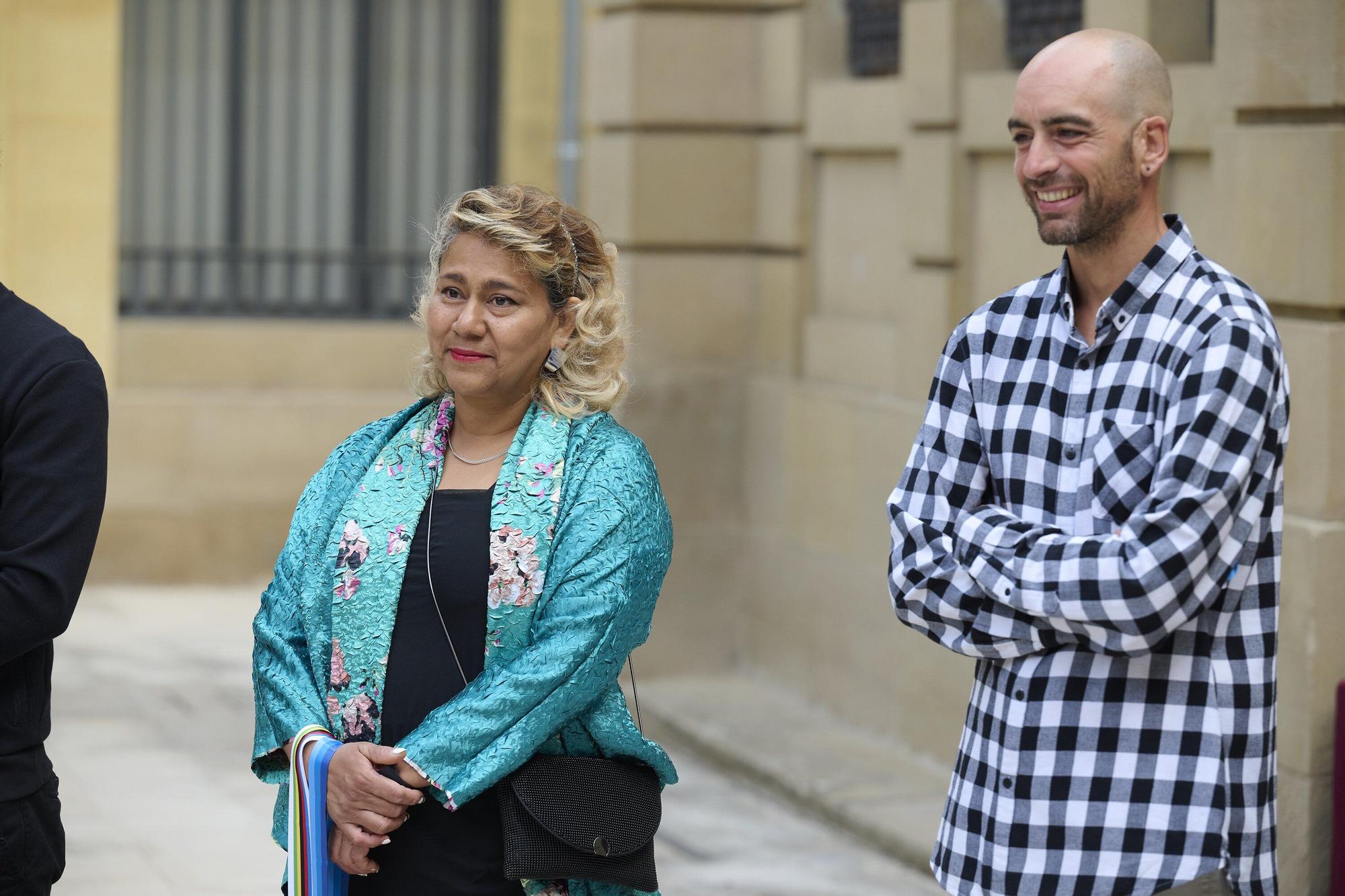 María Chivite recibe a Paula Ostiz en el Palacio de Navarra