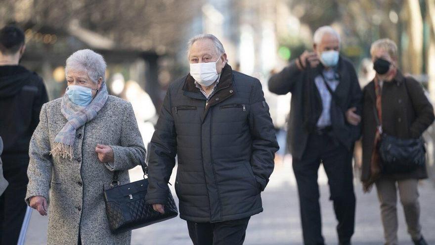 Dos personas mayores pasean por Donostia