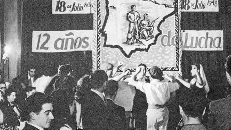 Sobre estas líneas, cubierta de proa del ‘Habana’ llena de niños vascos rumbo a Inglaterra. Arriba a la izquierda, once años después de la evacuación los niños, ya jóvenes, celebrando una fiesta vasca en Londres. Abajo a la izquierda, grupo de chicos vasc