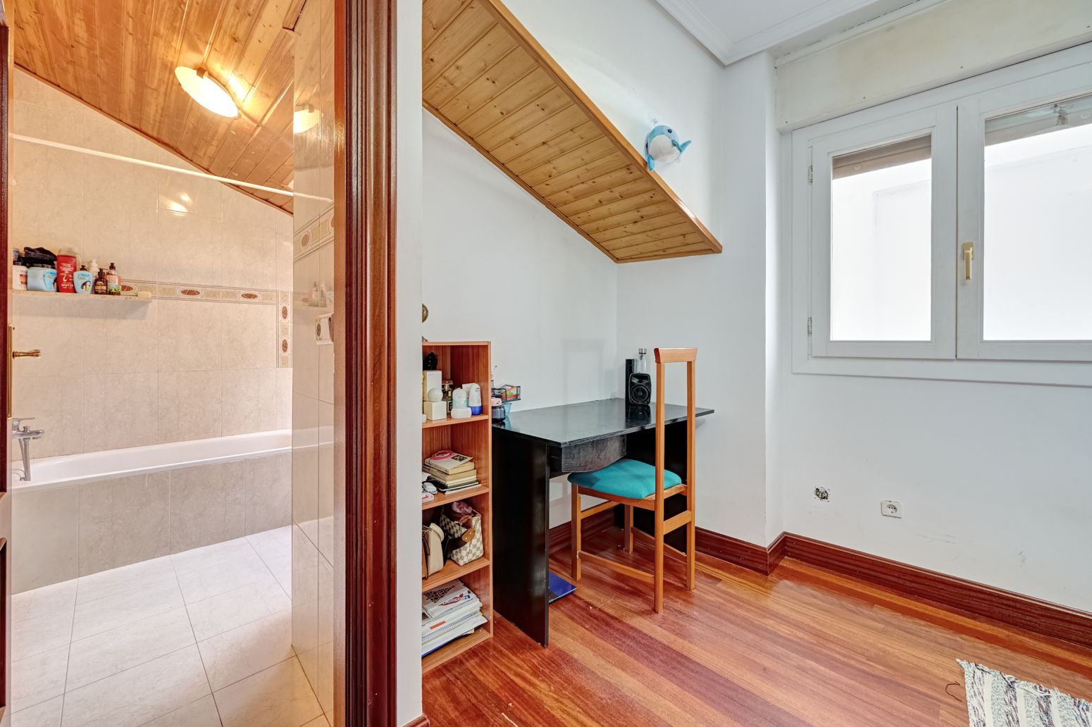 Un ático tríplex con alma en plena calle San Nicolás: vivir el Casco Viejo desde dentro