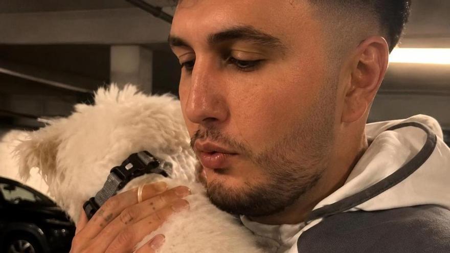 Omar Montes rompe la ventanilla de un coche para 'rescatar' a un perro atrapado: "La pago con gusto"