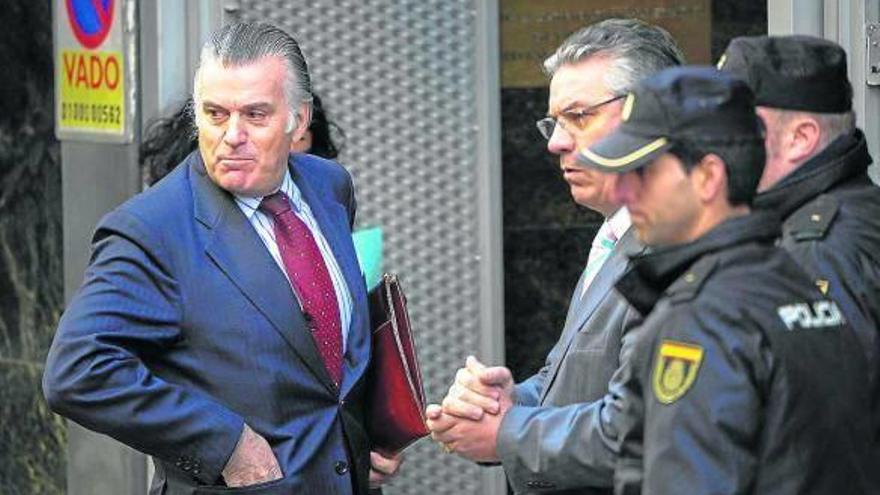Bárcenas, junto a sus abogados, a la salida de la Audiencia Nacional.
