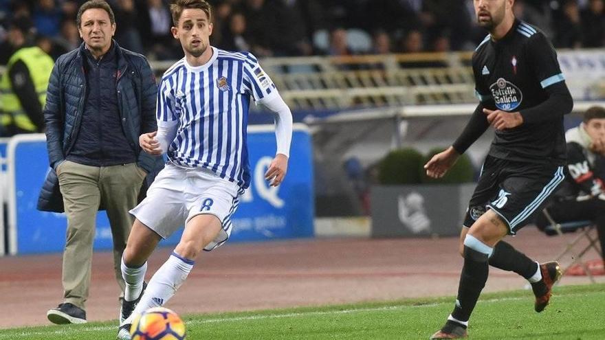 Eusebio sigue con atención un lance entre Januzaj y el jugador del Celta Brais Méndez, ayer en el estadio de Anoeta. Eusebio sigue con atención un lance entre Januzaj y el jugador del Celta Brais Méndez, ayer en el estadio de Anoeta.
