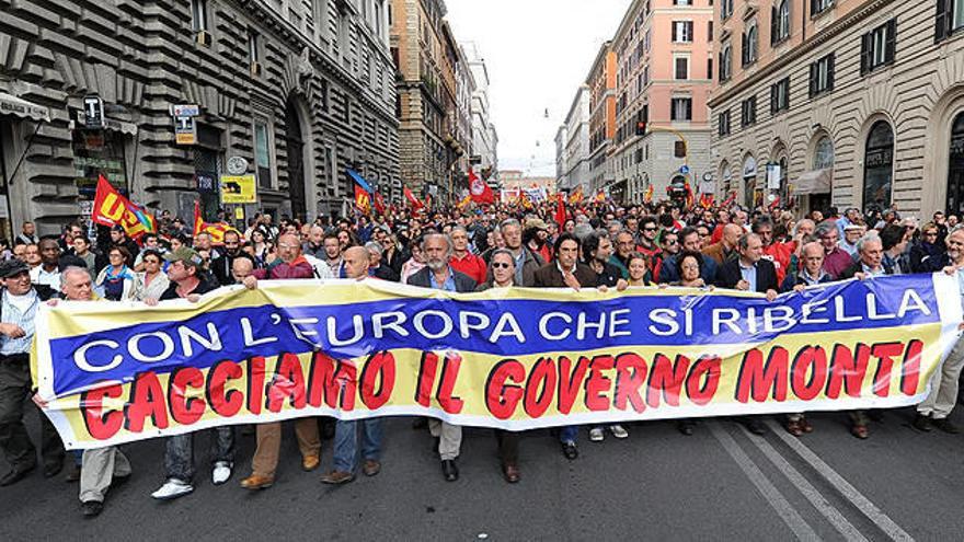 Decenas de miles de personas se manifiestan en Roma contra Monti