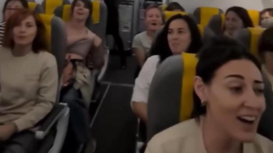 Un grupo de coristas canta &#039;Lau teilatu&#039; en un avión y los pasajeros reaccionan así
